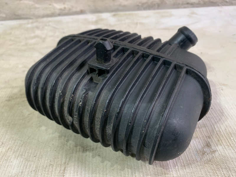 Резонатор воздушного фильтра A4 [B7] 2005-2007 2007 v66 седан 2.0 BRE