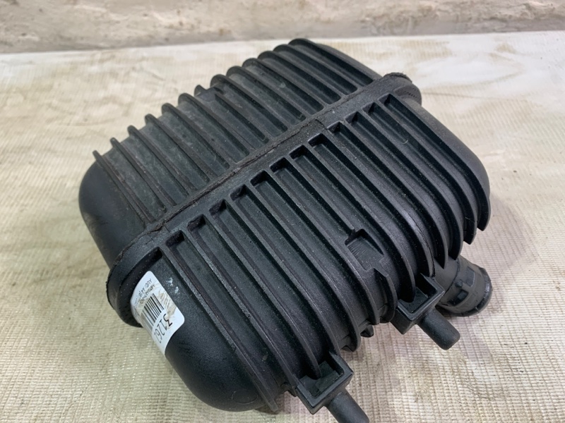 Резонатор воздушного фильтра A4 [B7] 2005-2007 2007 v66 седан 2.0 BRE