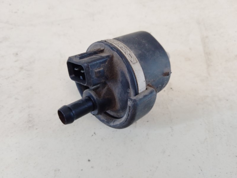 Клапан вентиляции топливного бака Volkswagen Passat [B5] 1996-2000 1999 v106 седан 1.6 ARM 058133517 Б/У