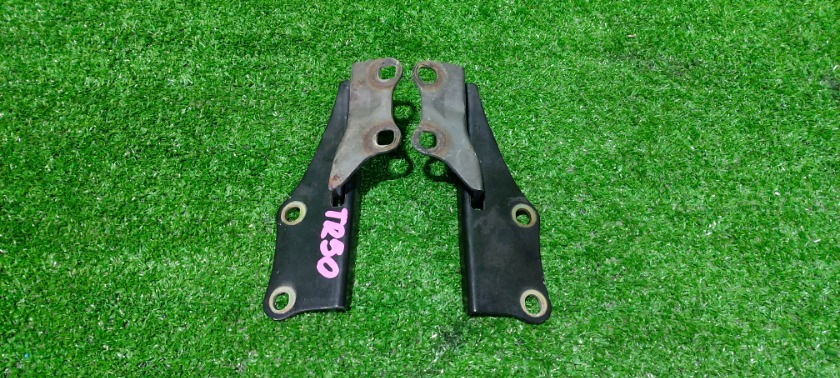 Запчасть петли капота передние NISSAN Terrano TR50 654000W000 контрактная Петли капота передние NISSAN Terrano TR50 654000W000 контрактная