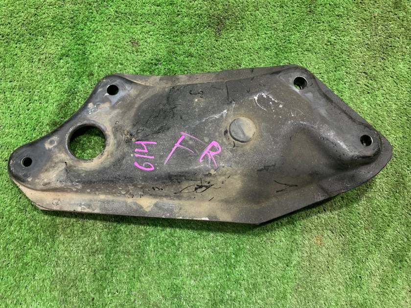 Крепление стабилизатора переднее правое TOYOTA Vista 1996 SV40 4SFE 57107-32050 контрактная