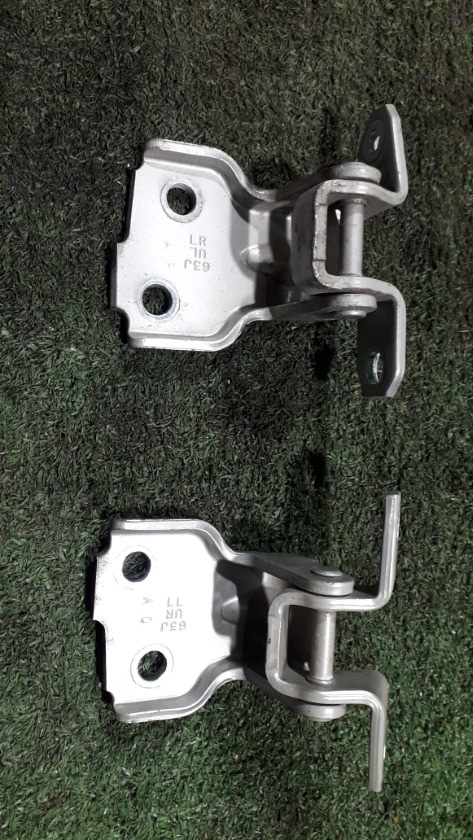 Петли двери передние правые Swift 2007 ZC31S M16A