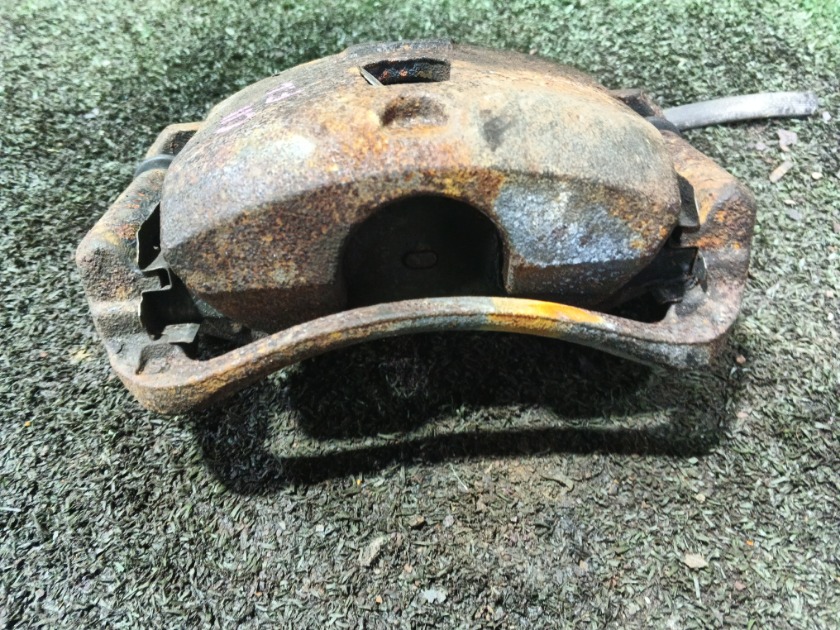 Суппорт передний левый Tiida C11