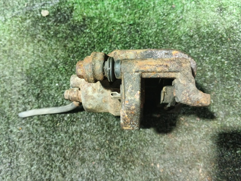 Суппорт передний левый Tiida C11