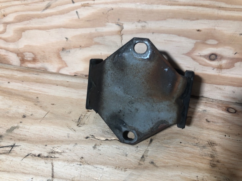 Подушка двигателя левая DELICA 1997 PD6W 6G72