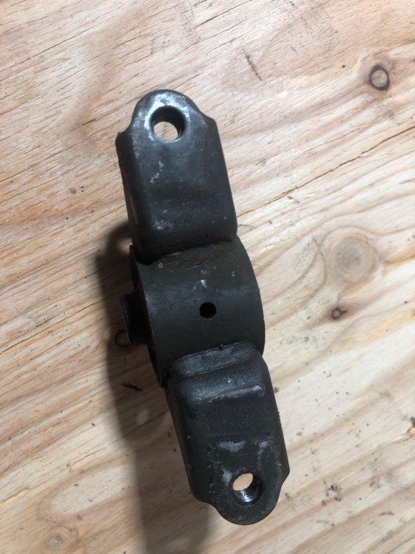 Подушка двигателя задняя DELICA 1997 PD6W 6G72