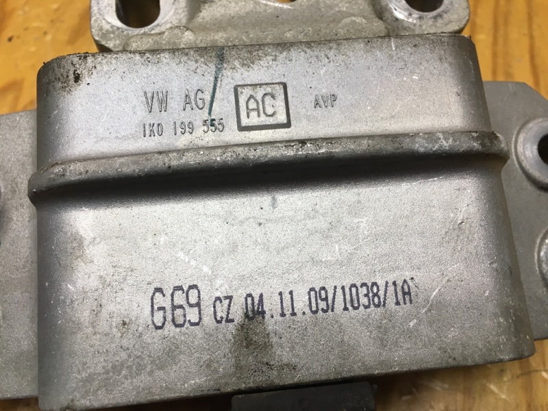 Подушка двигателя левая VOLKSWAGEN JETTA 1K2 CAVD