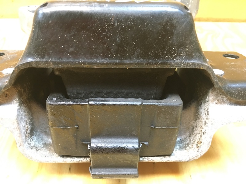 Подушка двигателя левая AUDI A3 8PA CAXC