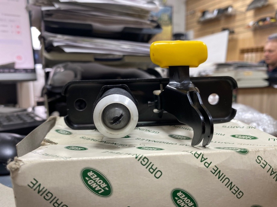 Крючок капота