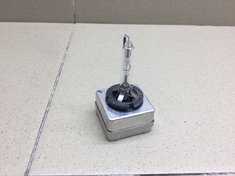 Запчасть лампа ксеноновая Audi A3 2014 8V CZCA 66340CLC Б/У Лампа ксеноновая Audi A3 2014 8V CZCA 66340CLC Б/У