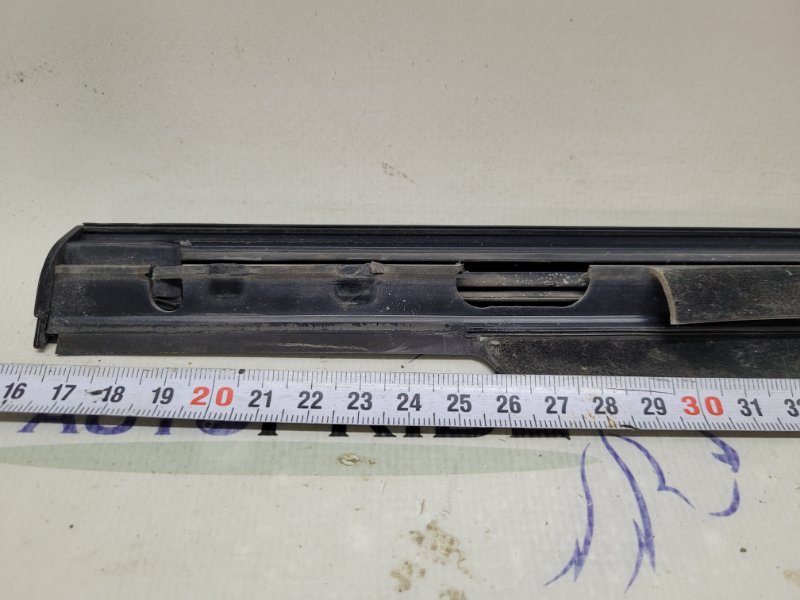 Молдинг двери передний правый Mercedes-Benz M-class W164 M273E46