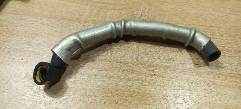 Запчасть патрубок системы охлаждения Mercedes-Benz A-Class A180 2014 W176 W 176 OM607.951 контрактная Патрубок системы охлаждения Mercedes-Benz A-Class A180 2014 W176 W 176 OM607.951 контрактная