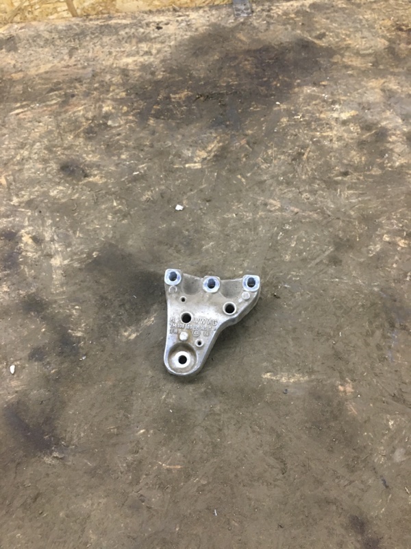 Запчасть кронштейн двигателя правый Volkswagen Polo Б/У Кронштейн двигателя правый Volkswagen Polo Б/У