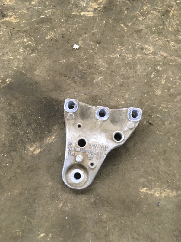 Кронштейн двигателя правый Polo Кронштейн двигателя правый Polo