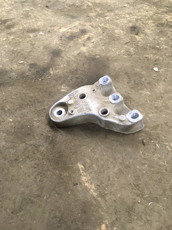 Кронштейн двигателя правый Volkswagen Polo Кронштейн двигателя правый Volkswagen Polo