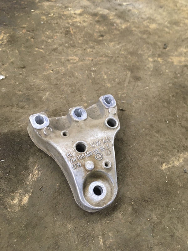 Кронштейн двигателя правый Polo Кронштейн двигателя правый Polo