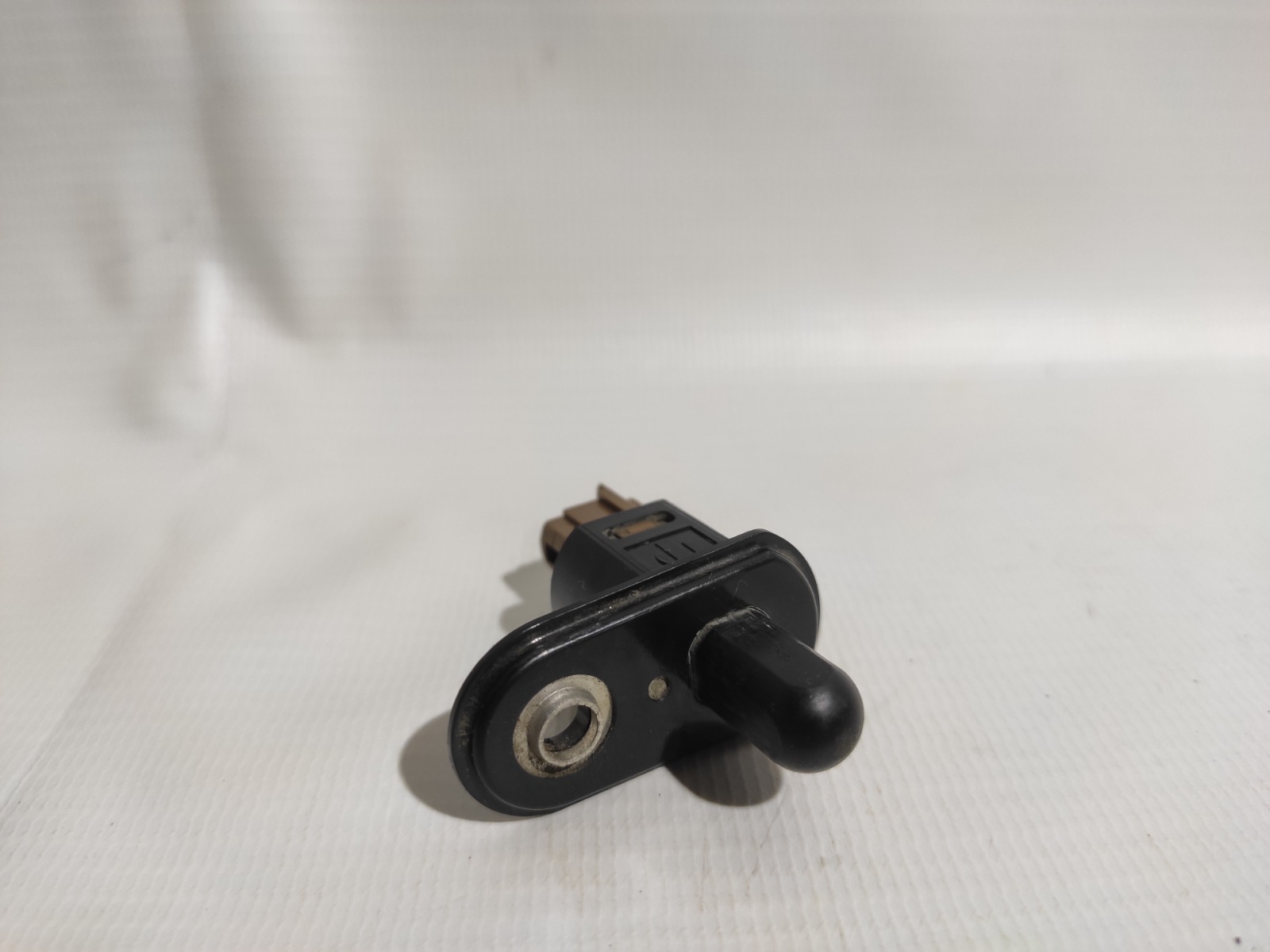 Концевик двери Nissan Cefiro A32 VQ20DE 1994 передний (б/у)