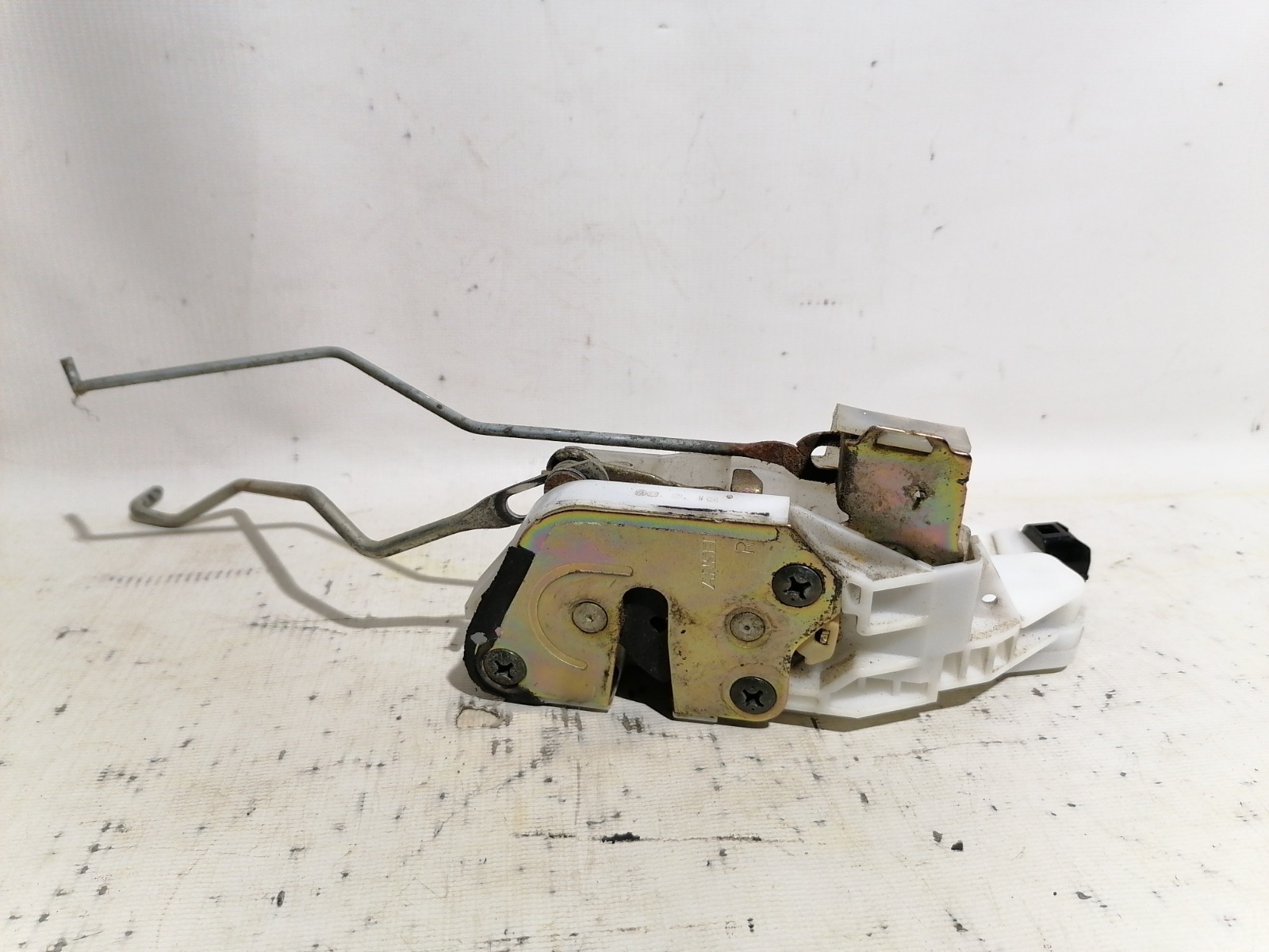 Замок двери Mitsubishi Mirage CK2A 4G15 2000 передний правый (б/у) Замок двери Mitsubishi Mirage CK2A 4G15 2000 передний правый (б/у)