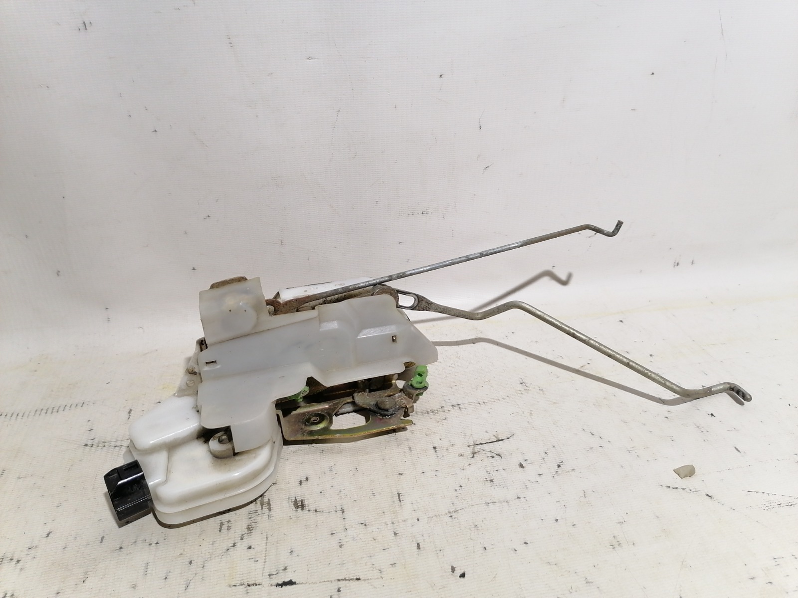 Замок двери Mitsubishi Mirage CK2A 4G15 2000 передний правый (б/у) Замок двери Mitsubishi Mirage CK2A 4G15 2000 передний правый (б/у)