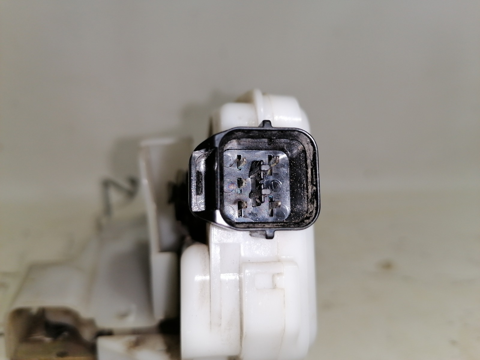 Замок двери Mitsubishi Mirage CK2A 4G15 2000 передний правый (б/у) Замок двери Mitsubishi Mirage CK2A 4G15 2000 передний правый (б/у)