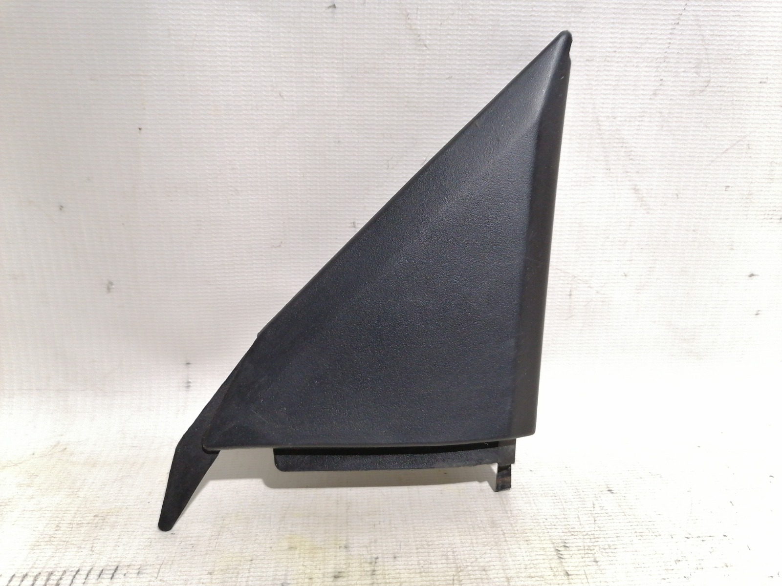 Уголок двери Mitsubishi Mirage CK2A 4G15 2000 передний правый (б/у)