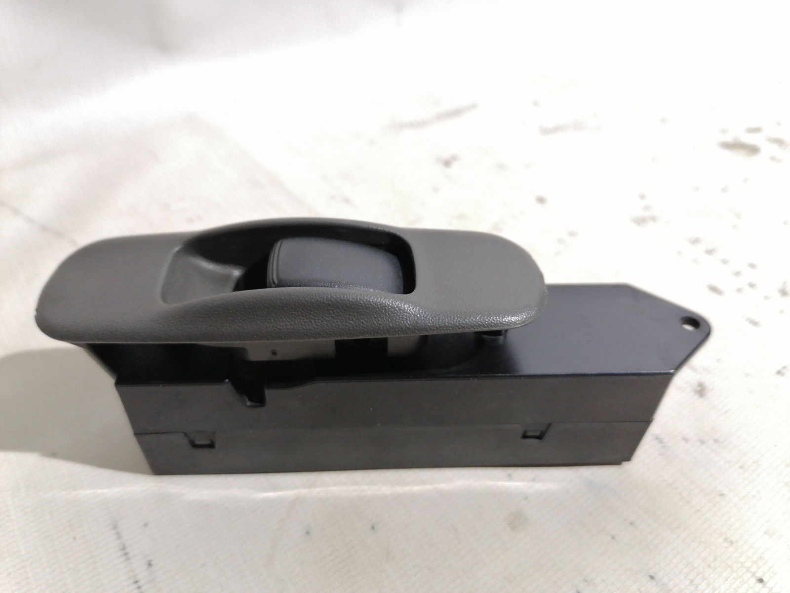 Кнопка стеклоподъемника Mitsubishi Mirage CK2A 4G15 2000 задняя правая (б/у)