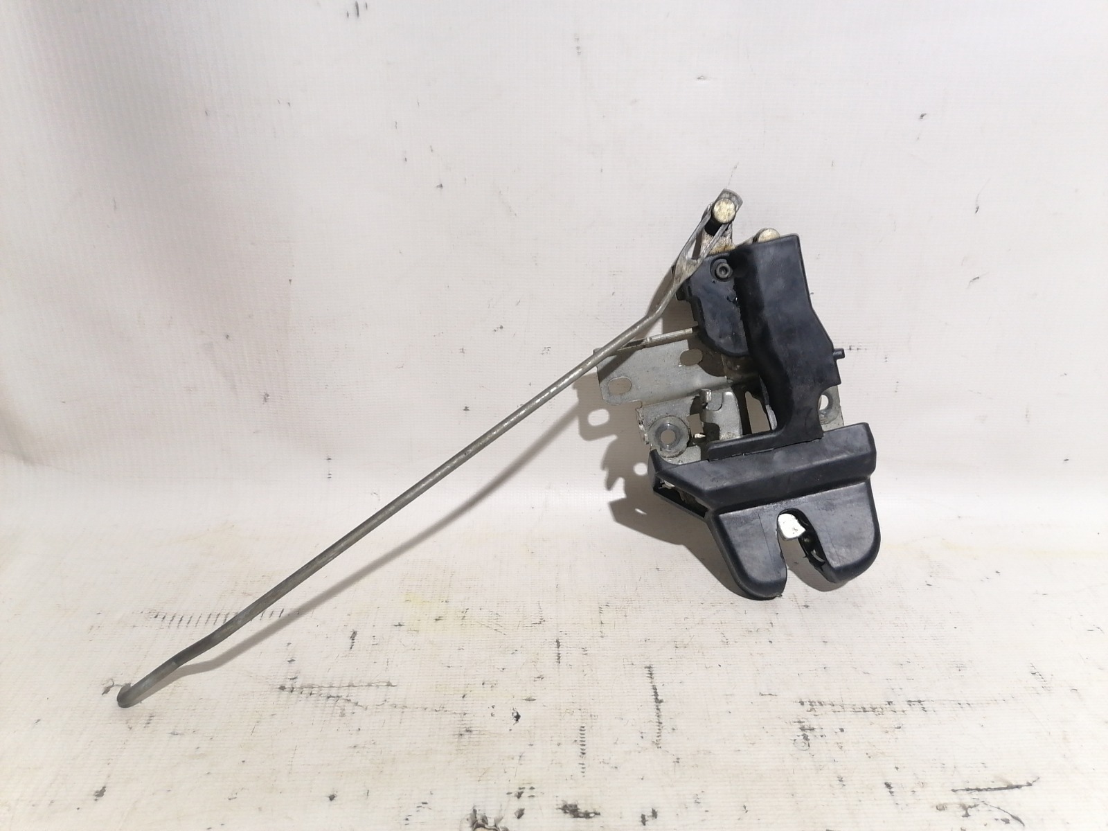Замок крышки багажника Mitsubishi Mirage CK2A 4G15 2000 (б/у)