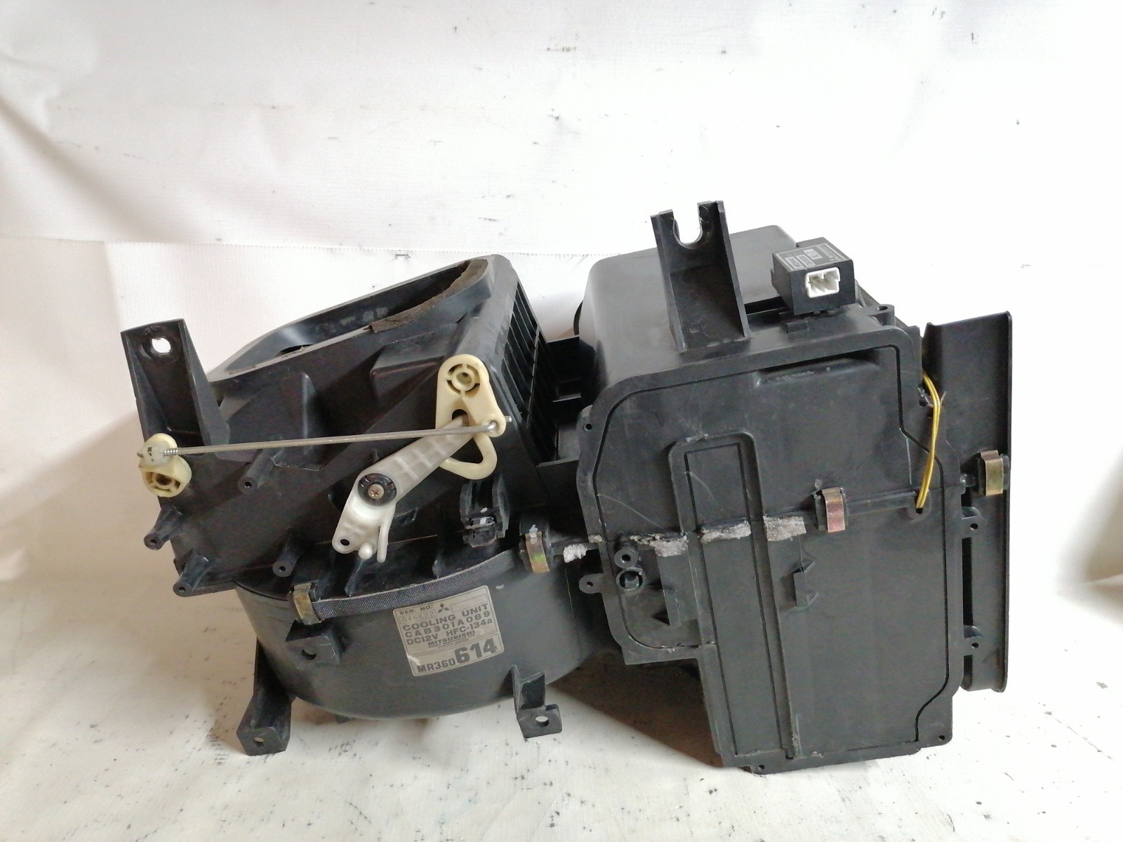 Корпус моторчика печки Mitsubishi Lancer CM2A 4G15 1999 (б/у)