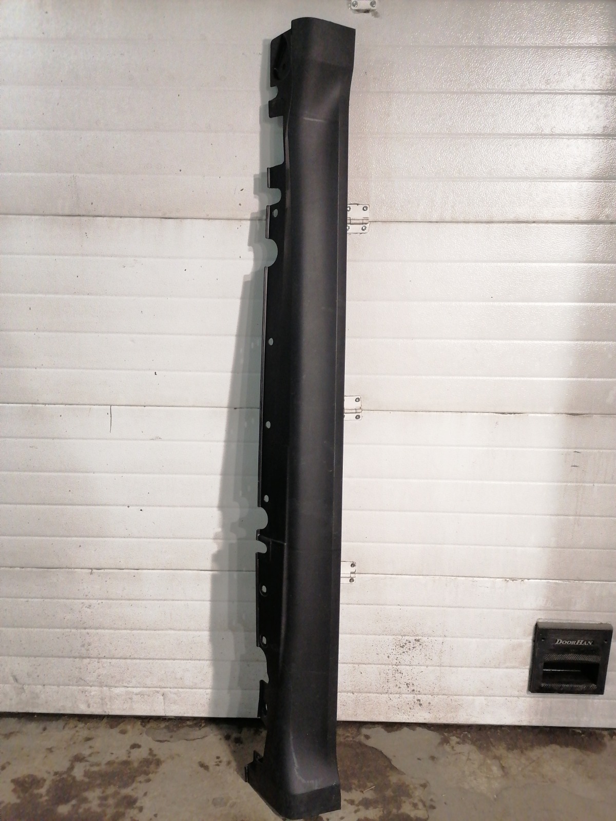 Порог пластиковый BMW X6 E71 N54B30A 2009 левый (б/у)