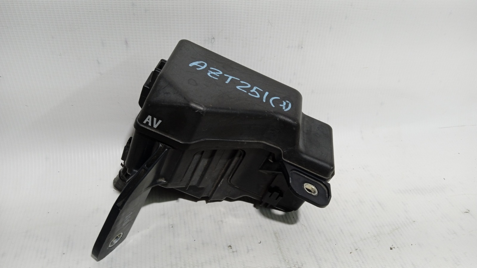 Блок предохранителей под капот Toyota Avensis AZT250 2AZFSE 2003 (б/у)