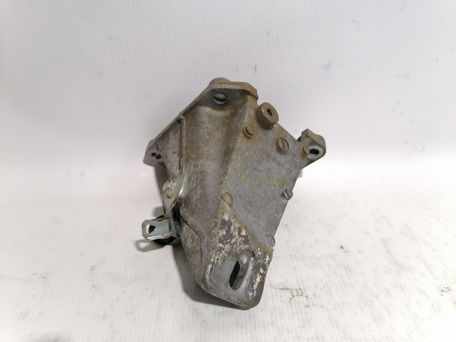 Кронштейн опоры двигателя Suzuki Escudo TDA4W J24B 2008 передний правый (б/у)