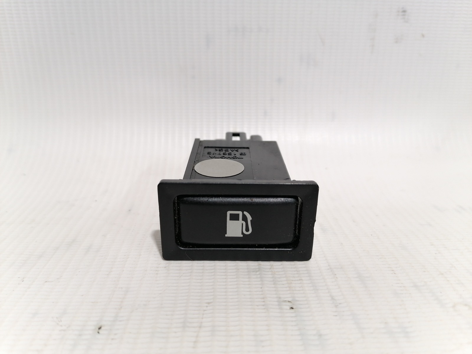 Кнопка открывания лючка бензобака Toyota Avensis AZT250 2AZFSE 2003 (б/у)