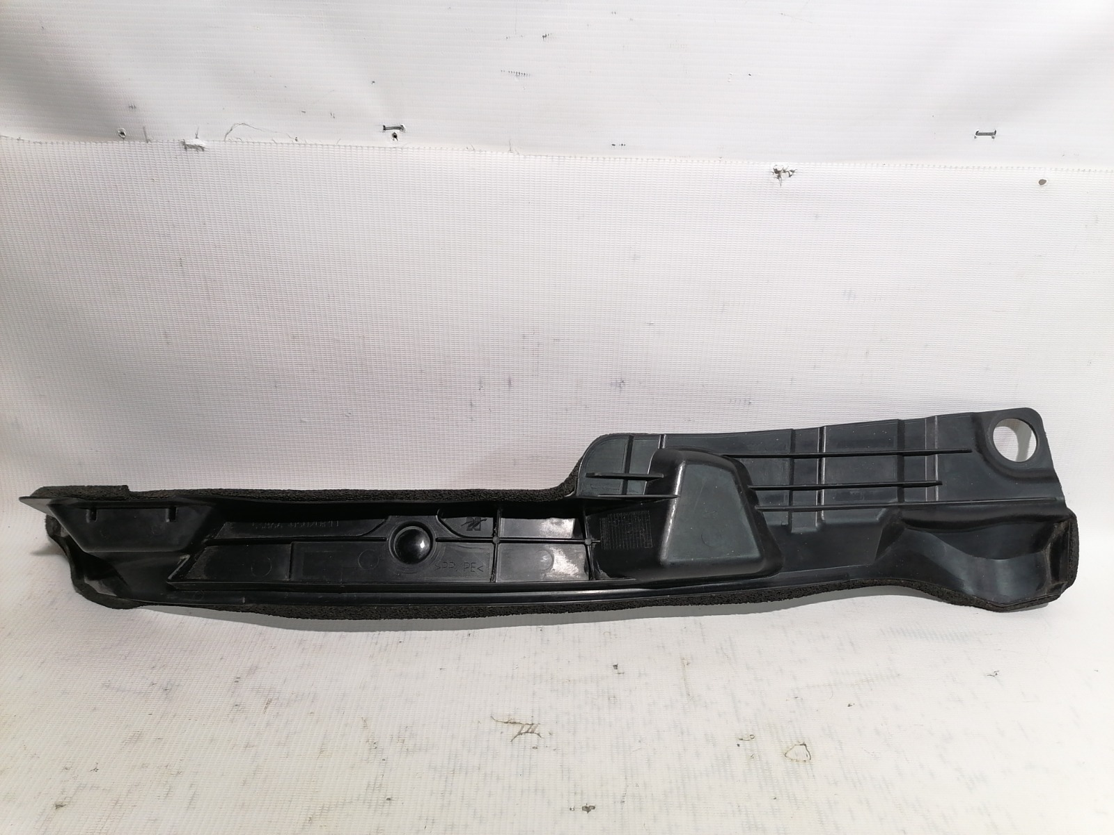 Уплотнитель подкрылка Toyota Avensis AZT250 2AZFSE 2003 правый (б/у)