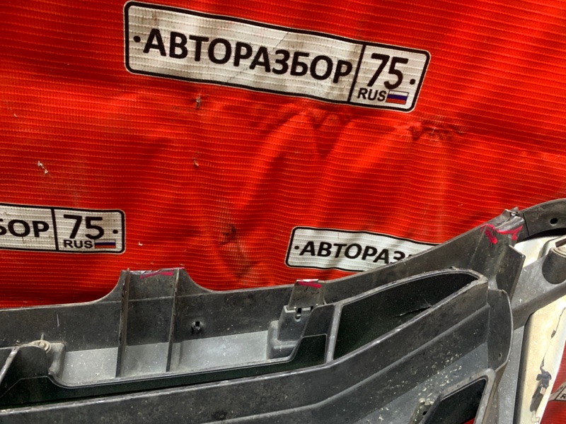 Решетка радиатора LX570 2007-2012 URJ201 3URFE