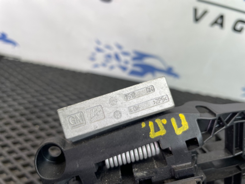 Кронштейн ручки передний правый Cruze 2012 F16D4