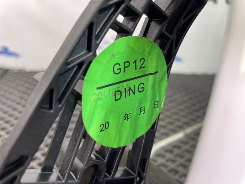 Кронштейн ручки передний правый Cruze 2012 F16D4