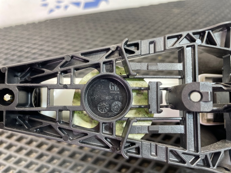 Кронштейн ручки передний правый Cruze 2012 F16D4