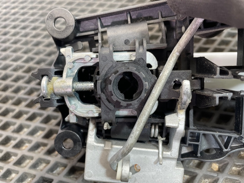 Кронштейн ручки передний правый Cruze 2012 F16D4