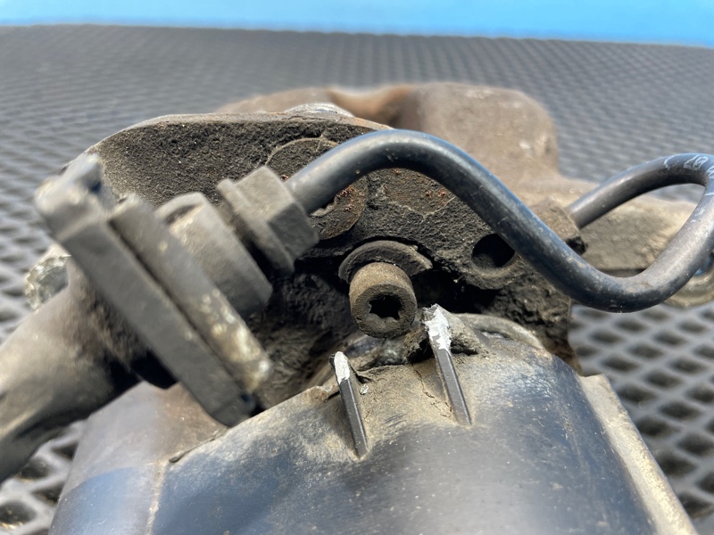 Суппорт тормозной задний левый Passat 2008 B6 BXE 1.9 Суппорт тормозной задний левый Passat 2008 B6 BXE 1.9