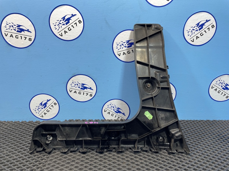 Направляющая бампера задняя левая A6 2013 C7 CGWD 3.0L Направляющая бампера задняя левая A6 2013 C7 CGWD 3.0L