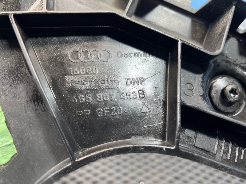 Направляющая бампера задняя левая A6 2013 C7 CGWD 3.0L Направляющая бампера задняя левая A6 2013 C7 CGWD 3.0L