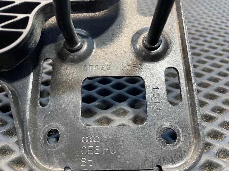 Крючок капота A4 2011 B8 CDNC Крючок капота A4 2011 B8 CDNC