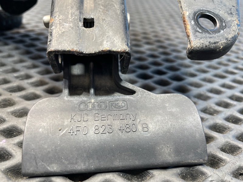 Крючок капота A6 C6 BDX Крючок капота A6 C6 BDX