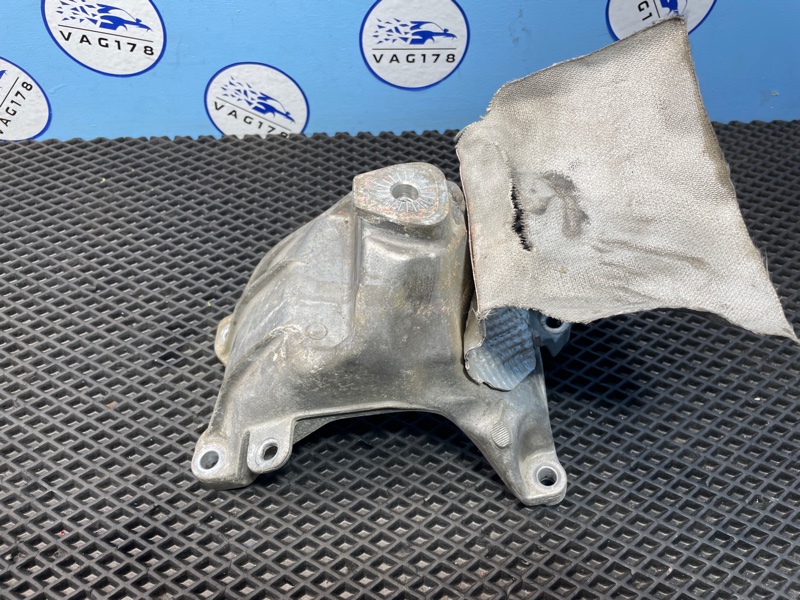 Кронштейн двигателя Audi A4 B8 CJE Кронштейн двигателя Audi A4 B8 CJE