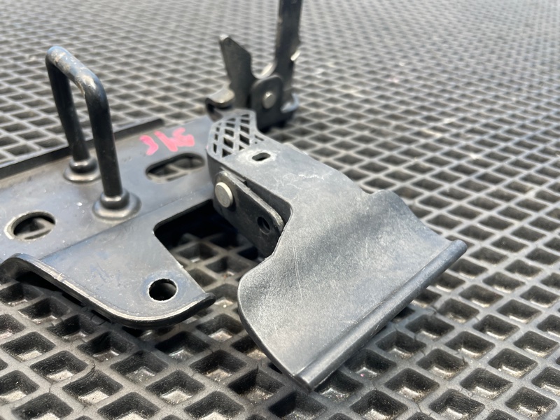 Крючок капота A6 C6 BDX
