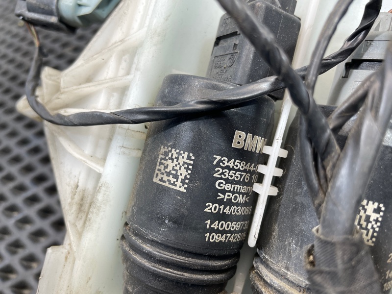 Бачок омывателя лобового стекла X1 E84 Бачок омывателя лобового стекла X1 E84