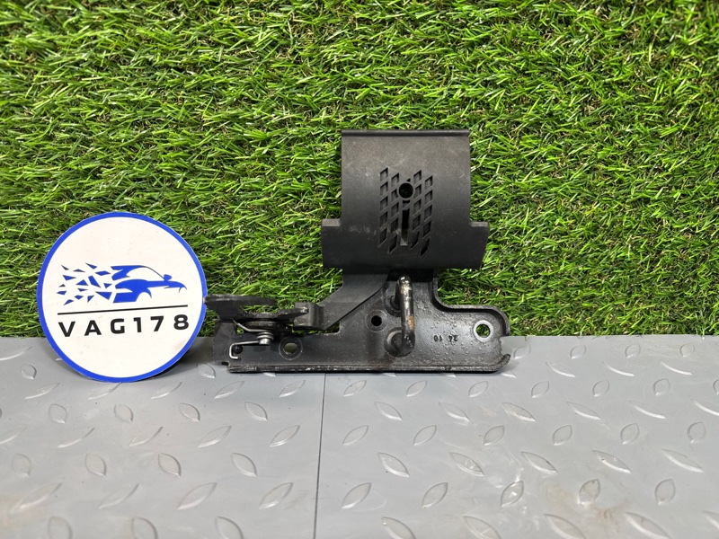 Запчасть крючок капота Audi TT 2011 8J CESA 8J0823480C контрактная Крючок капота Audi TT 2011 8J CESA 8J0823480C контрактная