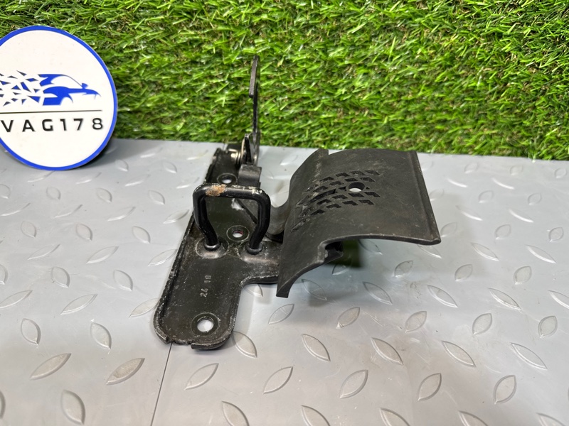 Крючок капота Audi TT 8J CESA Крючок капота Audi TT 8J CESA