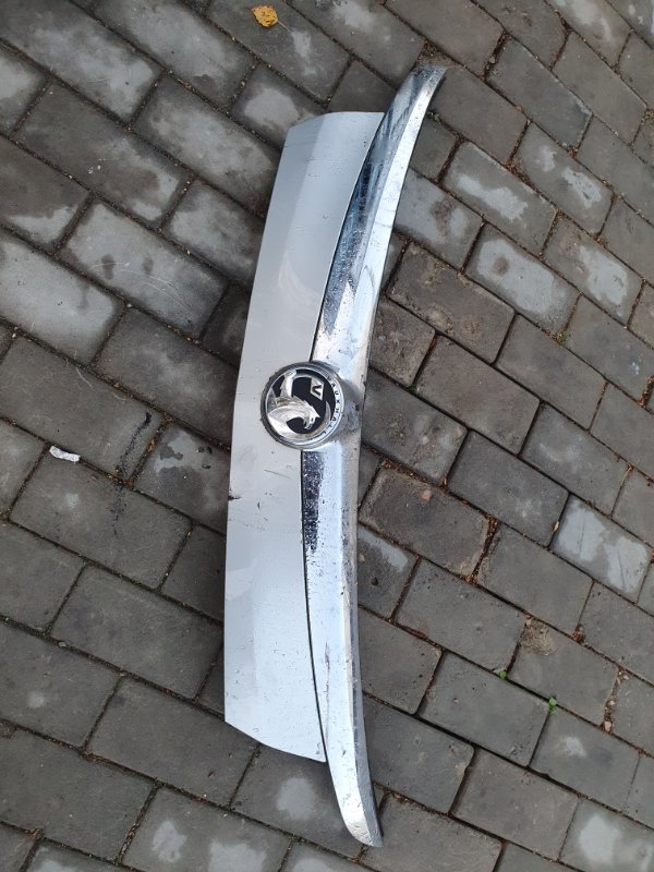 Запчасть накладка двери багажника задняя OPEL Insignia 2010 A караван Б/У Накладка двери багажника задняя OPEL Insignia 2010 A караван Б/У