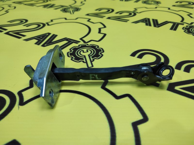 Ограничитель двери передний левый Toyota IST 11.2004 NCP60 2NZ-FE 68620-52050 контрактная